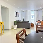 Great 3Br Apartment- Only 2 Blocks From The Beach!