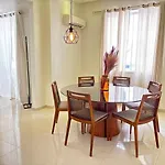 Great 3Br Apartment- Only 2 Blocks From The Beach!