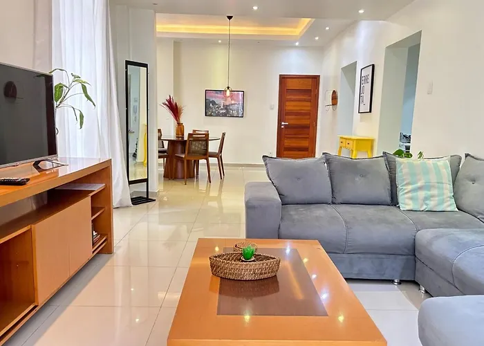 Great 3Br Apartment- Only 2 Blocks From The Beach!