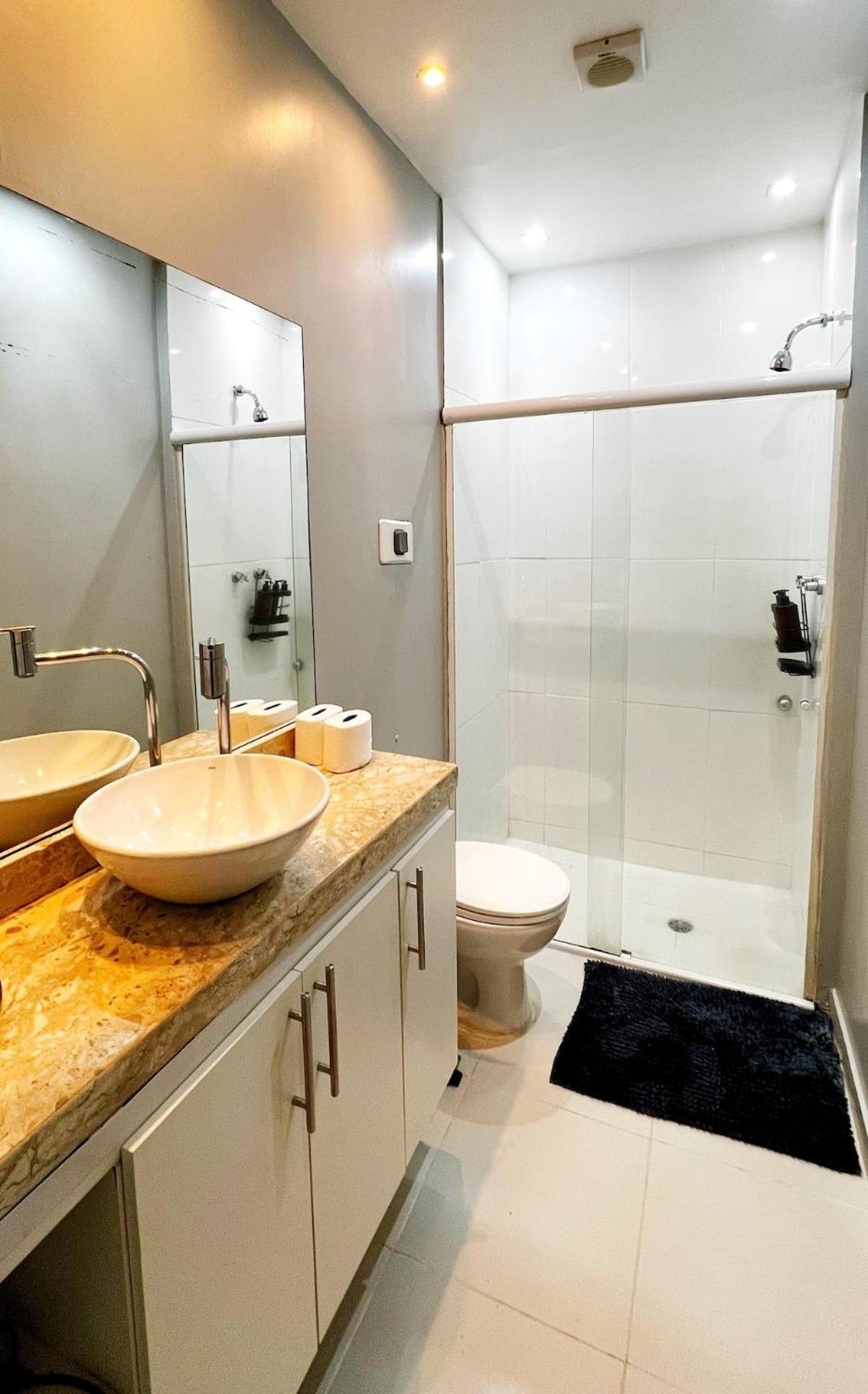 Great 3br Apartment- Only 2 Blocks From The Beach!
